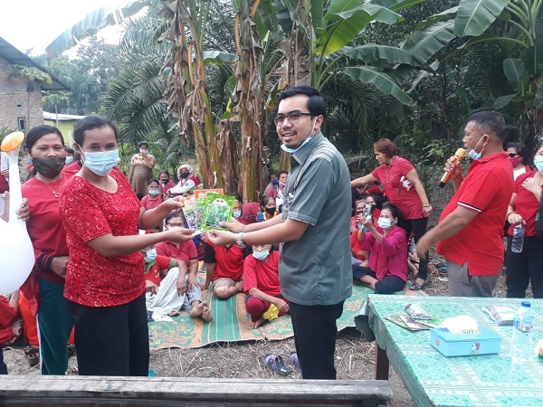 Tanam Perdana Sayuran, Dapot Sinaga Dan Ginda Burnama Bantu Kelompok Tani Dosroha Muara Fajar